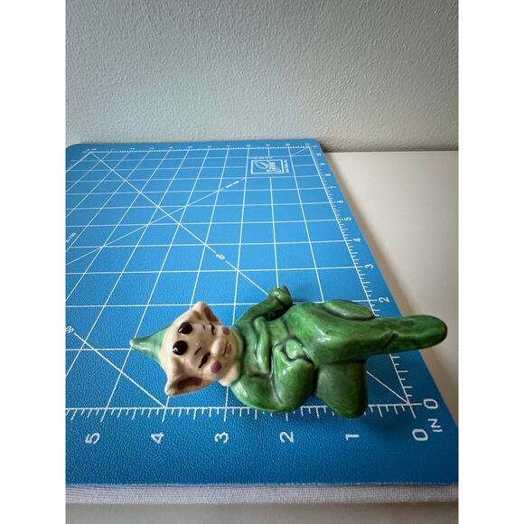 Vintage Green Pixie Elf Shelf Sitter Ceramic Figurine Knee Hugger - Picture 2 of 9